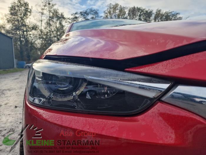 Headlight, right from a Mazda CX-3 2.0 SkyActiv-G 120 2017