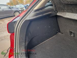 Używane Tapicerka pokrywy bagaznika lewa Mazda CX-3 2.0 SkyActiv-G 120 Cena na żądanie oferowane przez Kleine Staarman B.V. Autodemontage