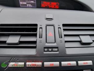 Gebrauchte Panikbeleuchtung Schalter Mazda 3 Sport (BL14/BLA4/BLB4) 1.6i MZR 16V Preis auf Anfrage angeboten von Kleine Staarman B.V. Autodemontage