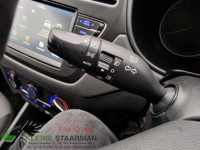 Steering column stalk from a Hyundai i20 (GBB) 1.2i 16V 2018