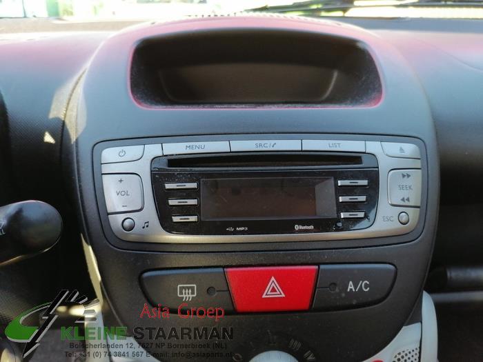 Radio CD Spieler van een Toyota Aygo (B10) 1.0 12V VVT-i 2013