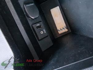 Używane Zlacze AUX/USB Nissan Pulsar (C13) 1.2 DIG-T 16V Cena na żądanie oferowane przez Kleine Staarman B.V. Autodemontage