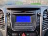 Radio/Lecteur CD d'un Hyundai i30 (GDHB5), 2011 1.4 16V, Berline avec hayon arrière, Essence, 1.396cc, 73kW (99pk), FWD, G4FA, 2011-12 / 2015-12, GDHB5P1; GDHB5P2 2014
