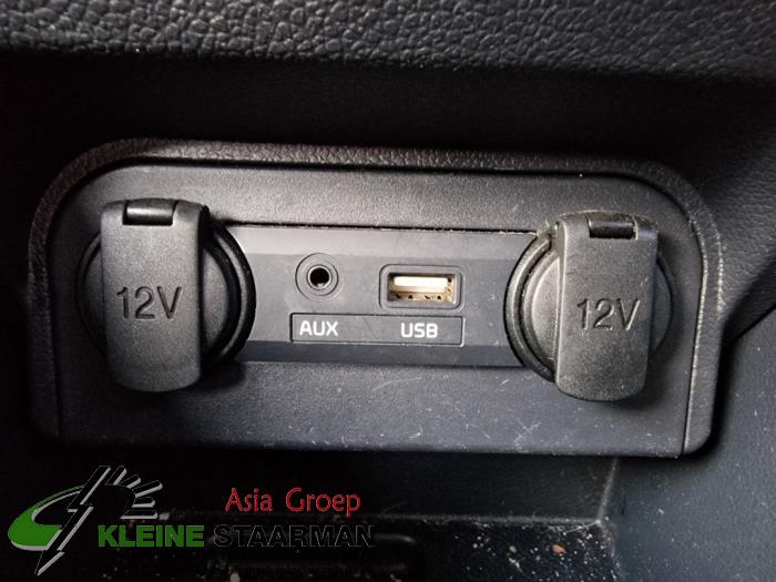 Conexión AUX-USB de un Kia Rio III (UB) 1.2 CVVT 16V 2016