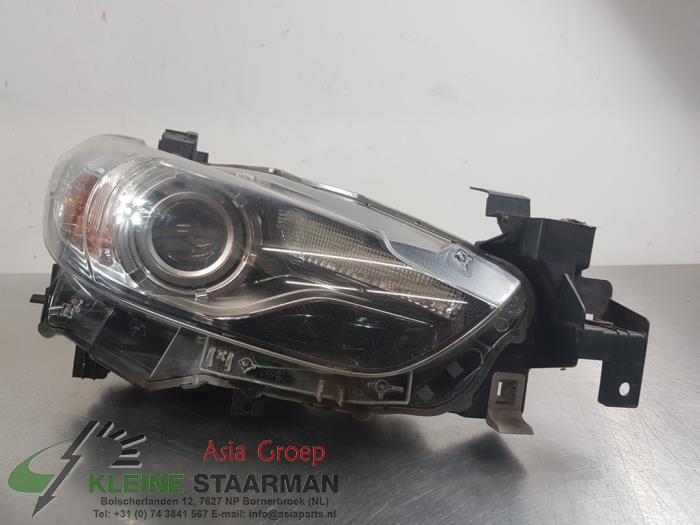 Scheinwerfer rechts van een Mazda 6 SportBreak (GJ/GH/GL) 2.2 SkyActiv-D 150 16V 2015