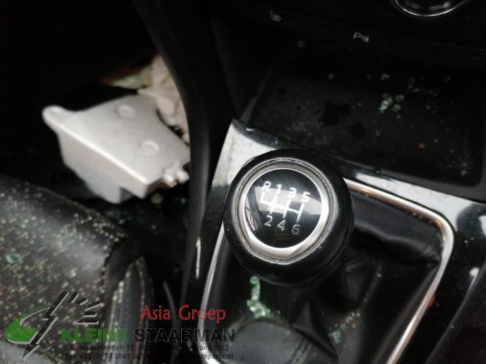 Schaltbox van een Mazda 6 SportBreak (GJ/GH/GL) 2.2 SkyActiv-D 150 16V 2015