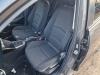 Siège gauche d'un Mazda 2 (DJ/DL), 2014 1.5 SkyActiv-G 90, Berline avec hayon arrière, Essence, 1.496cc, 66kW (90pk), FWD, P5Y6; P5Y5; P5Y8; P5X0; P5X2, 2014-08, DJ6H5; DJ16H5; DJ16HD 2018