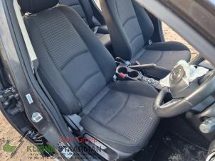 Gebrauchte Sitz rechts Mazda 2 (DJ/DL) 1.5 SkyActiv-G 90 Preis auf Anfrage angeboten von Kleine Staarman B.V. Autodemontage