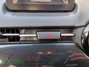 Używane Przelacznik swiatel awaryjnych Mazda 2 (DJ/DL) 1.5 SkyActiv-G 90 Cena na żądanie oferowane przez Kleine Staarman B.V. Autodemontage