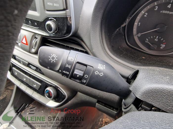 Steering column stalk from a Hyundai i30 (PDEB5/PDEBB/PDEBD/PDEBE) 1.0 T-GDI 12V 2018