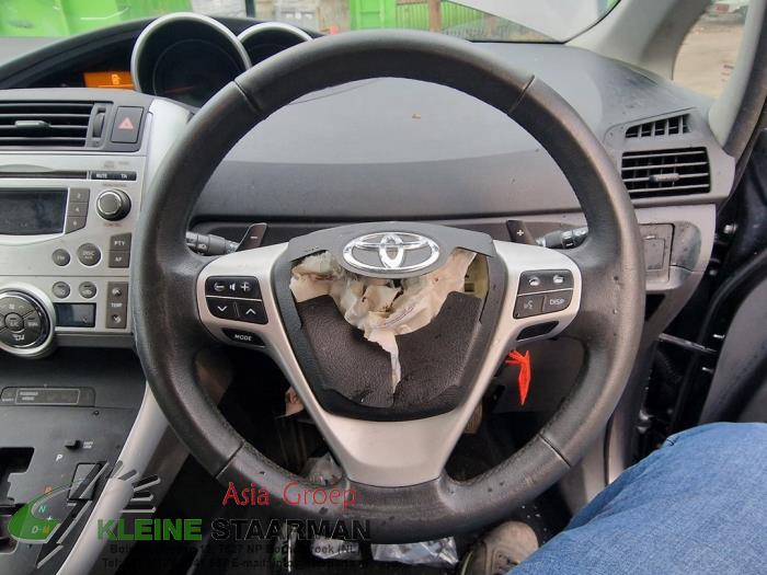 Steering wheel from a Toyota Verso 1.8 16V VVT-i 2011