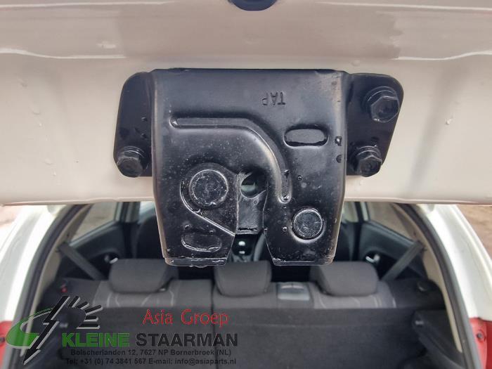 Tailgate lock mechanism from a Kia Picanto (TA) 1.0 12V 2016
