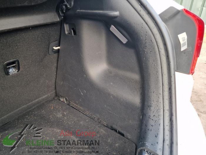 Tapizado de maletero derecha de un Kia Rio IV (YB) 1.2 MPI 16V 2017