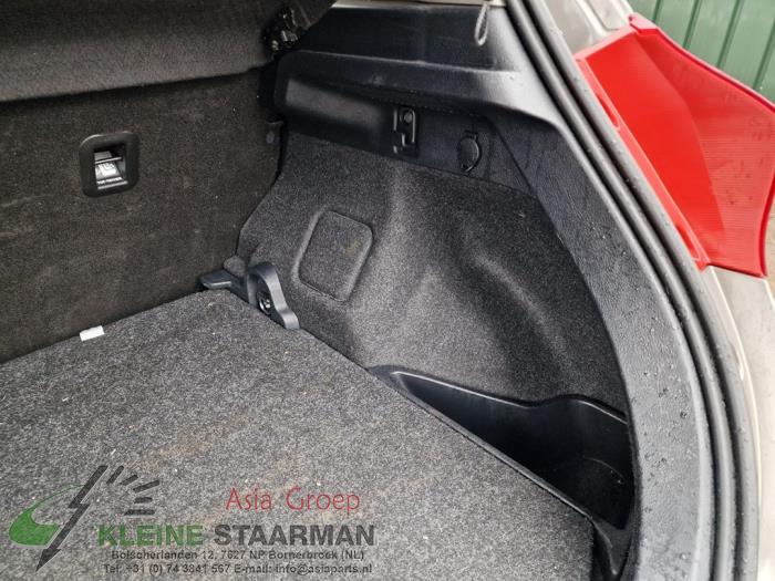 Boot lining right from a Toyota Auris (E18) 1.6 Dual VVT-i 16V 2014