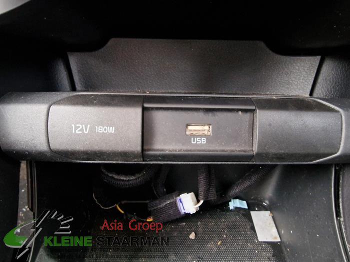 AUX / USB connection from a Kia Picanto (JA) 1.0 12V 2022