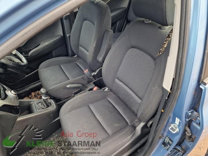 Seat, left from a Hyundai iX20 (JC) 1.4i 16V 2015