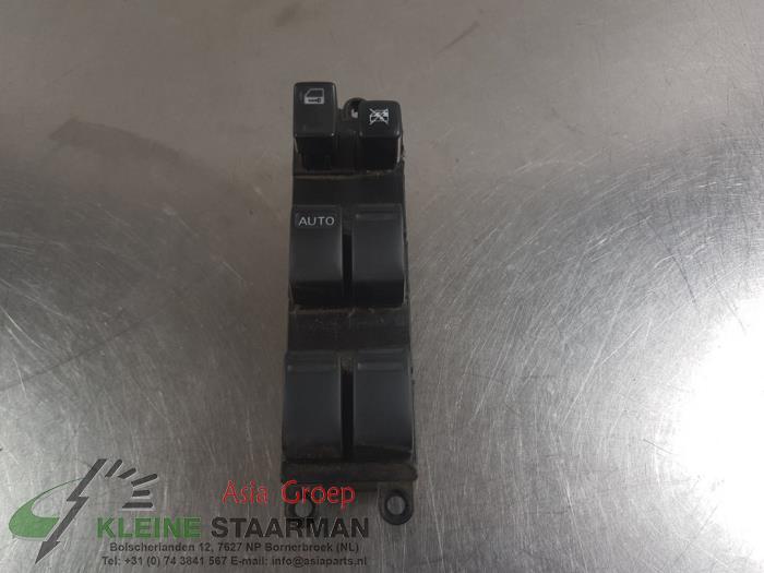 Electric window switch from a Nissan X-Trail (T30) 2.2 dCi 16V 4x4 2004