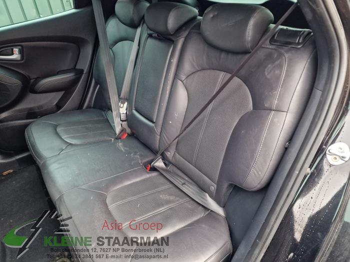 Rear seatbelt, left from a Hyundai iX35 (LM) 1.7 CRDi 16V 2015