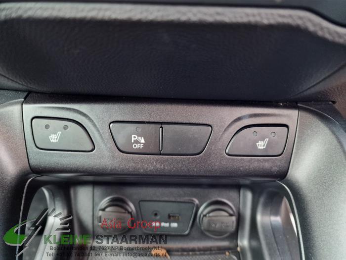 Seat heating switch from a Hyundai iX35 (LM) 1.7 CRDi 16V 2015