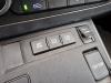AUX / USB-Anschluss van een Toyota Auris Touring Sports (E18), 2013 / 2018 1.8 16V Hybrid, Kombi/o, Elektrisch Benzin, 1.798cc, 100kW (136pk), FWD, 2ZRFXE, 2013-07 / 2018-12, ZWE186L-DW; ZWE186R-DW 2014