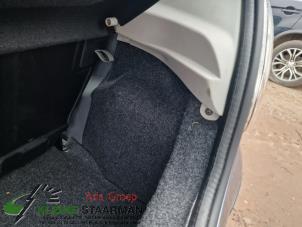 Usados Tapizado de maletero derecha Toyota Aygo (B10) 1.0 12V VVT-i Precio de solicitud ofrecido por Kleine Staarman B.V. Autodemontage