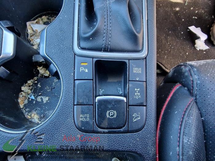 Interruptor de freno de mano de un Kia Sportage (QL) 1.6 T-GDI 16V 4x4 2019