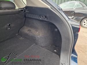 Używane Tapicerka pokrywy bagaznika prawa Mazda CX-5 (KF) 2.2 SkyActiv-D 184 16V 2WD Cena na żądanie oferowane przez Kleine Staarman B.V. Autodemontage