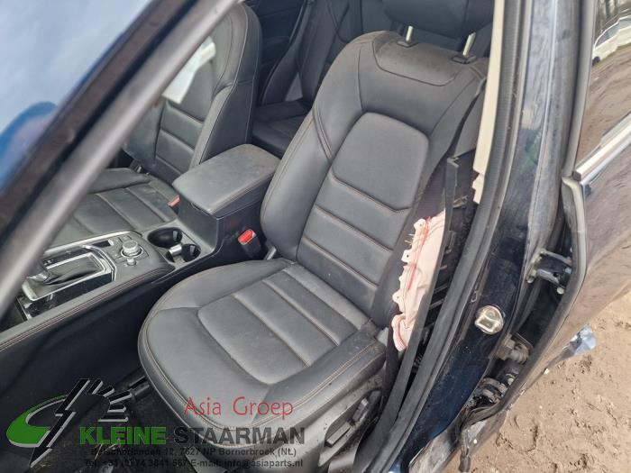 Seat, left from a Mazda CX-5 (KF) 2.2 SkyActiv-D 184 16V 2WD 2022