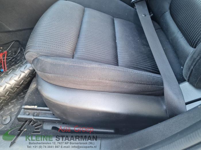 Seat, left from a Mazda 6 (GJ/GH/GL) 2.2 SkyActiv-D 150 16V 2014