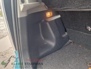 Używane Tapicerka pokrywy bagaznika lewa Daihatsu Sirion 2 (M3) 1.3 16V DVVT Cena na żądanie oferowane przez Kleine Staarman B.V. Autodemontage