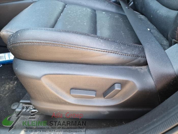 Seat, left from a Mazda CX-5 (KE,GH) 2.2 SkyActiv-D 150 16V 2WD 2015
