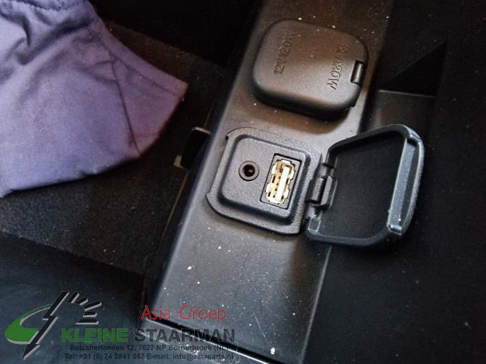 AUX / USB-Anschluss van een Mazda CX-5 (KE,GH) 2.2 SkyActiv-D 150 16V 2WD 2015