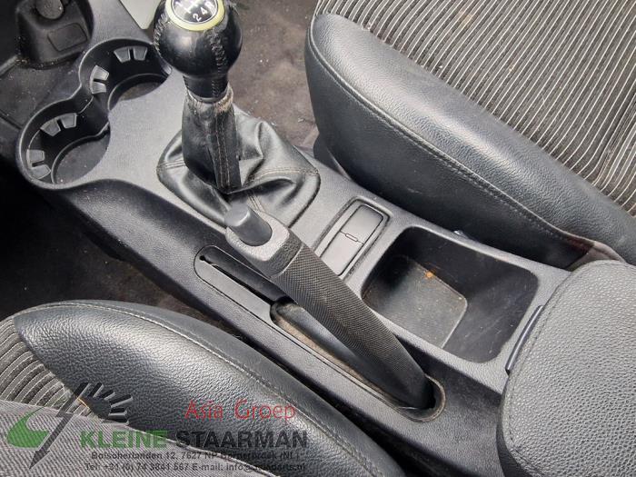 Parking brake mechanism from a Kia Sportage (JE) 2.0 CVVT 16V 4x2 2007