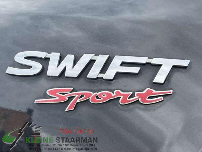 Amortiguador izquierda detrás de un Suzuki Swift (ZA/ZC/ZD) 1.6 Sport VVT 16V 2015