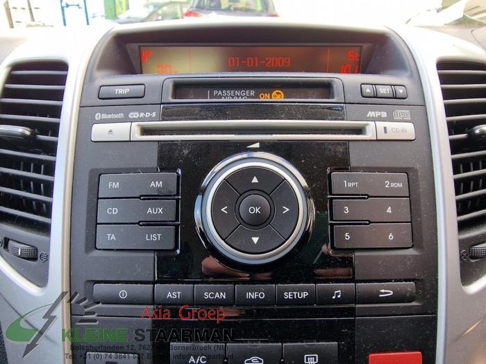 Reproductor de CD y radio de un Kia Venga 1.6 CVVT 16V 2014