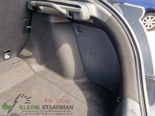 Używane Tapicerka pokrywy bagaznika prawa Honda Civic (FK6/7/8/9) 1.0i VTEC Turbo 12V Cena na żądanie oferowane przez Kleine Staarman B.V. Autodemontage