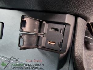 Używane Zlacze AUX/USB Honda Civic (FK6/7/8/9) 1.0i VTEC Turbo 12V Cena na żądanie oferowane przez Kleine Staarman B.V. Autodemontage