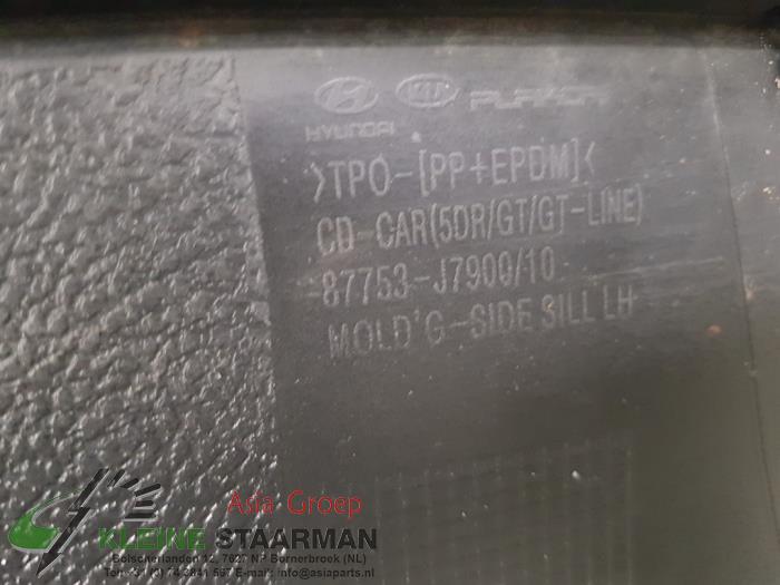Faldón lateral izquierda de un Suzuki Swift (ZA/ZC/ZD) 1.2 16V 2013