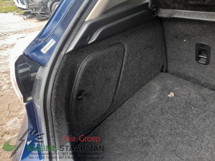 Tapizado de maletero izquierda de un Mazda 3 Sport (BL14/BLA4/BLB4) 2.0i MZR DISI 16V 2012