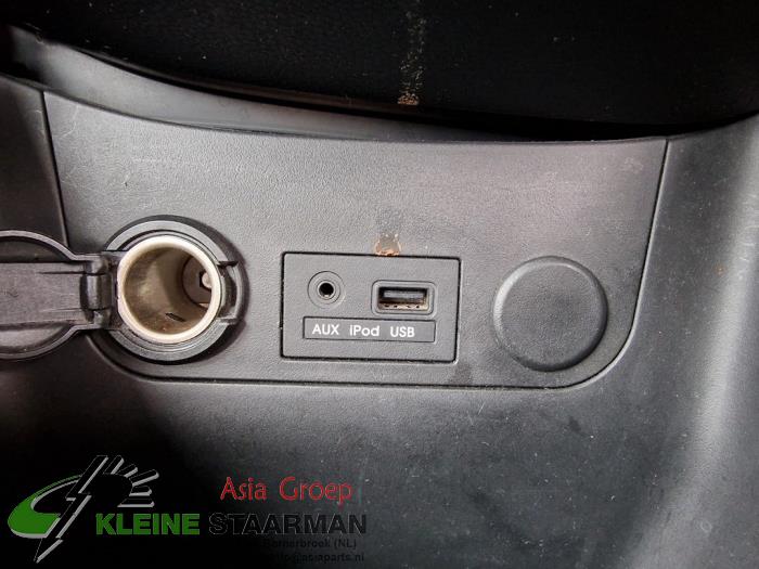 Conexión AUX-USB de un Kia Picanto (TA) 1.2 16V 2012