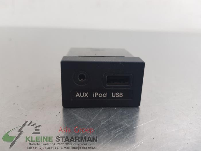 Conexión AUX-USB de un Kia Picanto (TA) 1.2 16V 2012