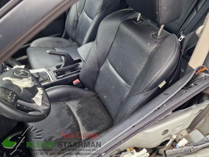 Seat, left from a Mazda 3 Sport (BL14/BLA4/BLB4) 2.0i MZR DISI 16V 2010