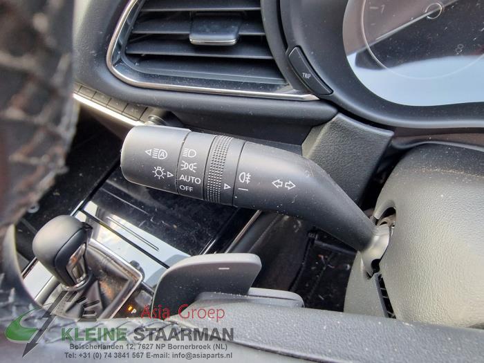 Interruptor de indicador de dirección de un Mazda CX-30 (DM) 2.0 e-SkyActiv X 186 16V 2021