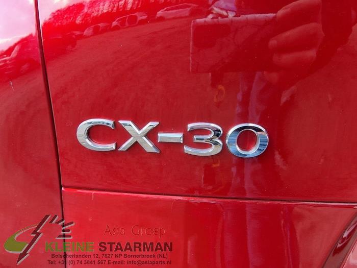 Caja de fusibles de un Mazda CX-30 (DM) 2.0 e-SkyActiv X 186 16V 2021