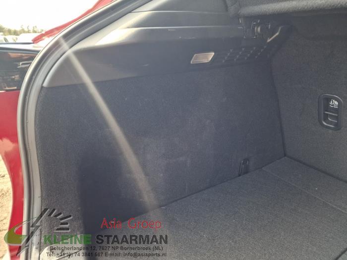 Tapizado de maletero izquierda de un Mazda CX-30 (DM) 2.0 e-SkyActiv X 186 16V 2021