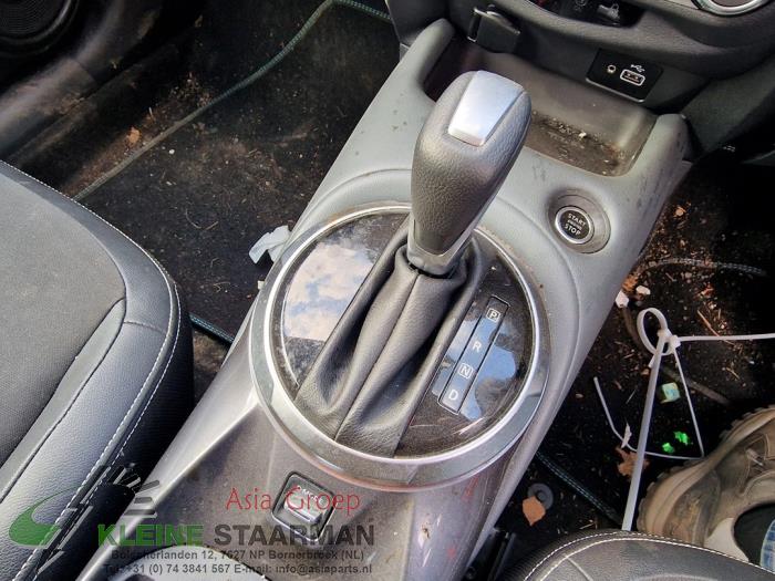 Automatic gear selector from a Nissan Juke (F16) 1.0 DIG-T 12V 2021