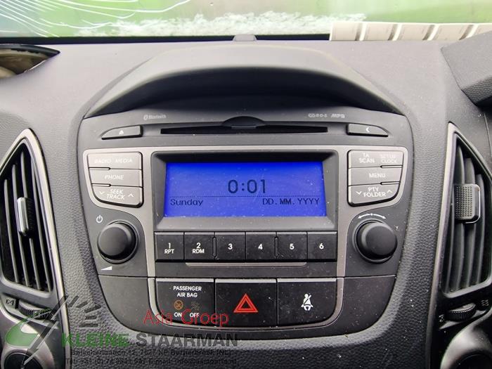 Radio CD player from a Hyundai iX35 (LM) 1.7 CRDi 16V 2014
