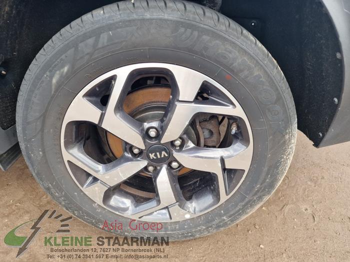 Wheel + tyre from a Kia Sportage (QL) 1.6 GDI 16V 4x2 2020