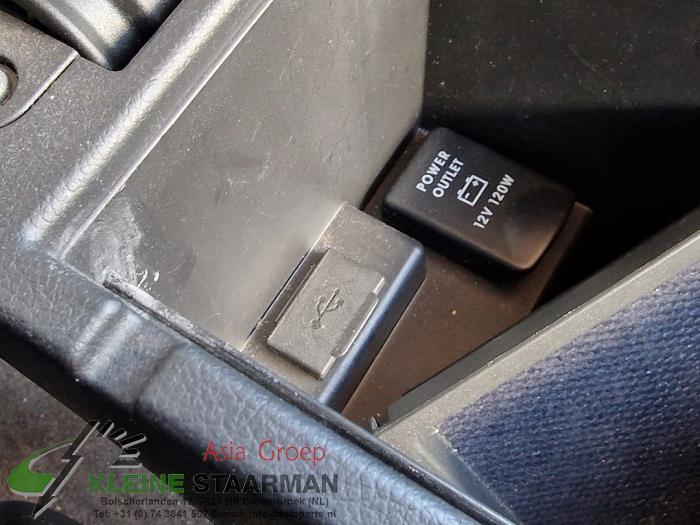 Conexión AUX-USB de un Mitsubishi Outlander (GF/GG) 2.2 DI-D 16V Clear Tec 4x4 2017