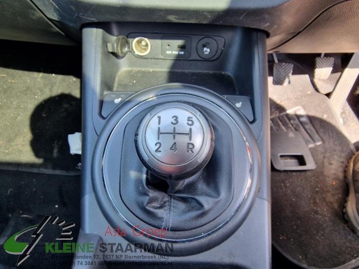 Gear stick knob from a Kia Sportage (SL) 2.0 CVVT 16V 4x4 2011